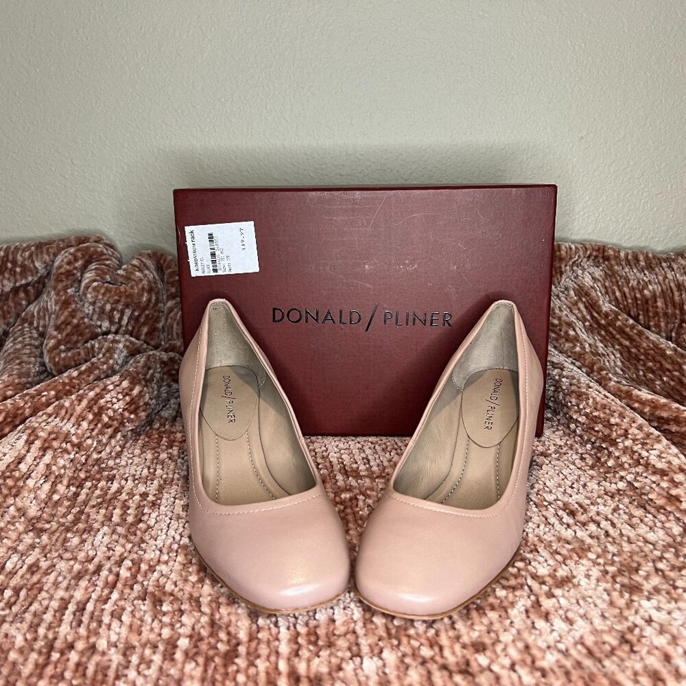 Donald Pliner Cream Leather Barrel Heel Pump Shoes Size 7
